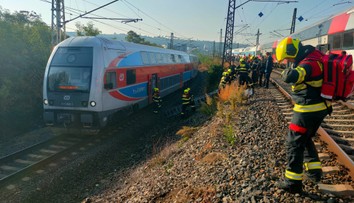 OBRAZOM: Pri zrážke vlakov v Prahe sa zranili desiatky ľudí, jeden z rušňovodičov nafúkal