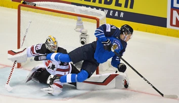 Prvý gól šampionátu sa musel páčiť. Fínsky talent Kaapo Kakko si vychutnal brankára Kanady
