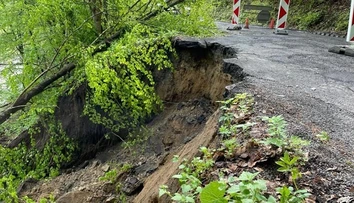 Po silnom daždi voda odtrhla časť cesty. Ľudia z okresu Poltár stratili spojenie s Horehroním