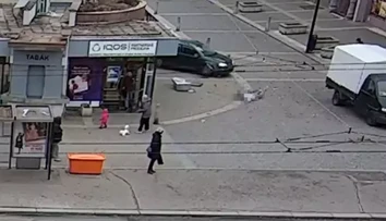 VIDEO: Hrozivý pokus o vraždu v Česku. Vodič to za bieleho dňa napálil do muža