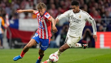 Real bez Mbappého v Atléticu viedol, domáci vyrovnali v nadstavení. Derby o Madrid na 20 minút prerušili diváci