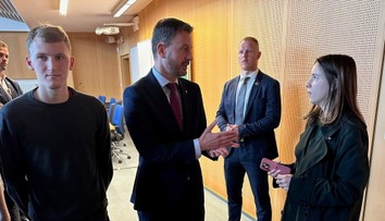 Univerzita tvrdí, že účasť na diskusii s Hegerom bola dobrovoľná. Fotografie dokazujú opak