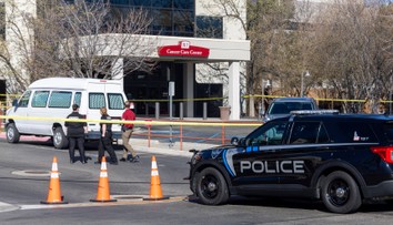 Ako z gangsterského filmu. Väzeň si úmyselne spôsobil zranenia, v nemocnici ho po prestrelke oslobodil kumpán