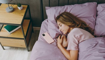 Zle sa vám vstáva a je pre vás začiatok dňa ťažký? Podľa odborníkov pomôže zbaviť sa jedného zvyku