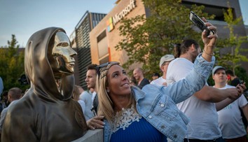 FOTO: Tvorca bitcoinu sa dočkal svojej busty. Prvú na svete odhalili v susednom Maďarsku