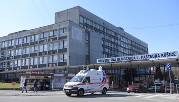 Bratislavská univerzitná nemocnica ponúka tisíce eur zdravotníkom, ktorí podpíšu, že tam odpracujú päť rokov