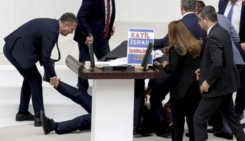 Turecký poslanec, ktorý v parlamente hromžil na Izrael, zomrel na infarkt
