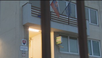 Muž im ušiel zo stanice v Seredi po drogovom zásahu. Policajti teraz pre chyby spoznali tresty