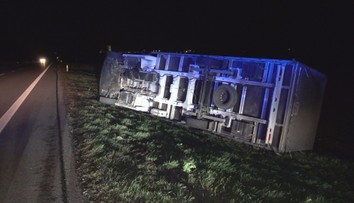 Počasie vyčíňalo aj v ďalších častiach východného Slovenska. Na Soroške strhlo kamióny