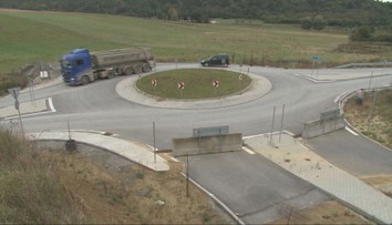 Kruhový objazd pri Prešove postavili načierno na súkromných pozemkoch. Nové odbočky pritom nikam nevedú