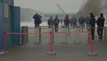 Fabriky už pociťujú výpadky zamestnancov a chystajú krízové plány. Nastúpiť by mohli aj pozitívni