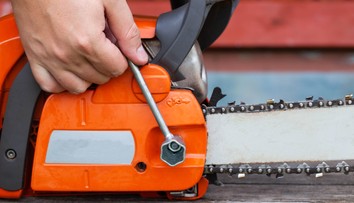 Chcel mu odrezať hlavu, no nepodarilo sa mu naštartovať motorovú pílu. Dráma v Belej nad Cirochou