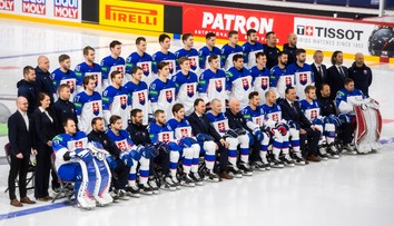FOTO: Slovenský hokejový tím má za sebou spoločné fotenie. Kto mal najlepší účes?