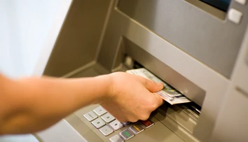 Technická chyba umožnila neobmedzený výber peňazí z bankomatov. Ľudia stihli vybrať desiatky miliónov