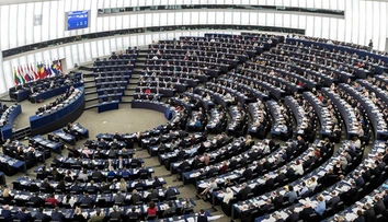 Europoslanci navrhujú obmedziť eurofondy pre krajiny, ktoré odmietajú prijať utečencov