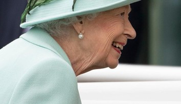 Celý svet jasá: Kráľovnú Alžbetu II. sme takto dávno nevideli