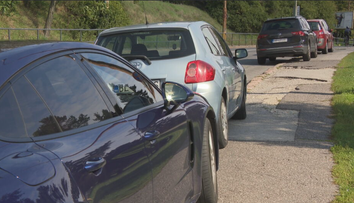 Už rok je zakázané parkovať na chodníkoch. Vodiči v mestách poslúchli, no v obciach je to inak