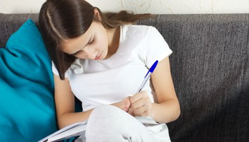 Zaujímalo vás niekedy, prečo niekto píše pravou a iný ľavou rukou? Vedci prišli s prekvapivým vysvetlením