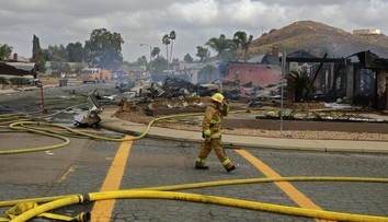 VIDEO: Zábery lietadla, ktoré sa zrútilo v obytnej štvrti. Dopadlo na dodávku kuriéra