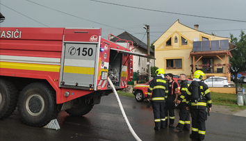 FOTO: Blesk udrel do stodoly v obci Brezovička, vypukol požiar