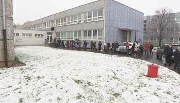 Návrat detí do škôl sprevádzal chaos. Riaditelia čakali v zlom počasí hodiny na pridelenie samotestov