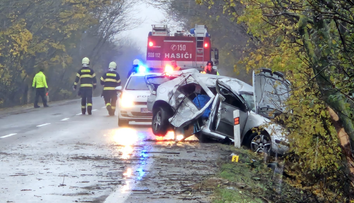 Tragická nehoda pri Jelenci. Mladé študentky cestovali do školy, jedna z nich sa už domov nevráti