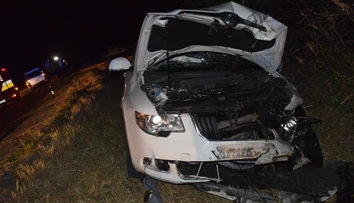 Tragická nehoda na východe. Vodič (†35) zišiel s autom do priekopy, narazil do betónového mostíka