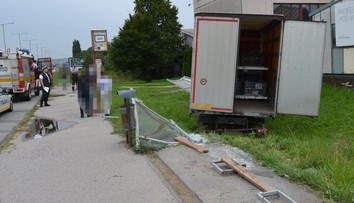 Desivá nehoda v Košiciach. Nákladiak totálne zdemoloval zastávku MHD