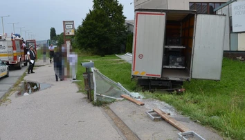 Desivá nehoda v Košiciach. Nákladiak totálne zdemoloval zastávku MHD