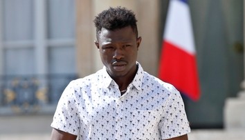 Hrdina Francúzska, ktorý zachránil dieťa, sa stal hasičom