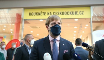 Český Najvyšší správny súd zrušil povinné nosenie respirátorov v budovách i MHD