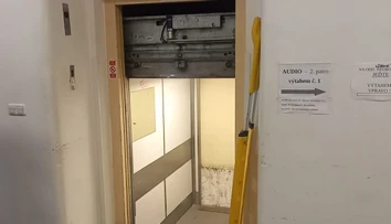 V pražskej nemocnici sa zrútil do šachty výťah. Vo vnútri bolo 13 ľudí vrátane detí