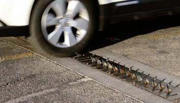 Polícia naháňala 75-ročnú vodičku. Pri dramatickej jazde prešla sedemkrát cez kovové pásy s hrotmi