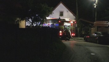 Dvaja synovia prišli počas noci v Trenčianskej Teplej o oboch rodičov