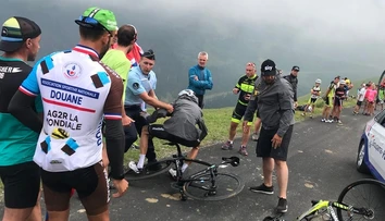 VIDEO: Policajt si pomýlil Frooma s fanúšikom. Stiahol ho z bicykla a spôsobil kolíziu