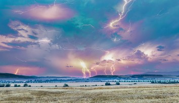 GALÉRIA: Úchvatné nebeské divadlo nad Dolným Srním. Známy fotograf zachytil búrku, ktorá vyčíňala aj na Pohode