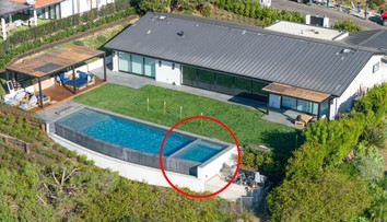 K smrti Matthewa Perryho „prispeli aj iné významné okolnosti“, tvrdí patológ. Z poslednej fotky herca mrazí