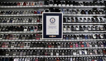 VIDEO: Nový zápis v Guinessovej knihe rekordov. Barcelončan ukázal najväčšiu zbierku mobilných telefónov