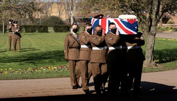 Británia sa rozlúčila s hrdinom pandémie, 100-ročným kapitánom Tomom