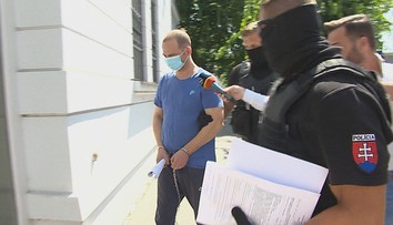 Do väzby ide muž, ktorý pred takmer rokom brutálne dobodal kamaráta