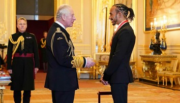 Princ Charles menoval Lewisa Hamiltona za rytiera