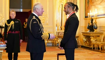 Princ Charles menoval Lewisa Hamiltona za rytiera