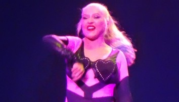 Načo?! Aguilera sa nasúkala do obtiahnutých kostýmov, takto to dopadlo