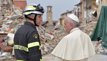 Pápež neočakávane navštívil mesto Amatrice zničené zemetrasením