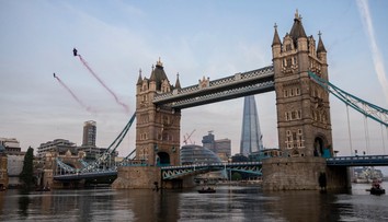 VIDEO: Parádny kúsok dvoch parašutistov. Vyskočili z helikoptéry kilometer nad Londýnom a preleteli cez Tower Bridge