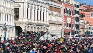 Benátky bojujú proti masovému turizmu. Začali skúšobne vyberať vstupné do mesta