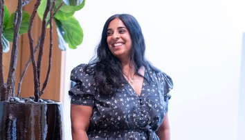 VIDEO: Nórska ministerka ukázala na podujatí Pride prsia a zožala ovácie. Jej odvahu ocenil aj premiér