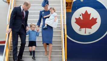 Princ George so sestričkou Charlotte prvýkrát v Kanade. Privítal ich premiér
