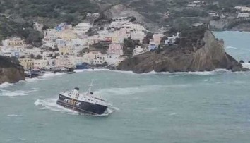 VIDEO: Ľudia kričali od hrôzy, autá lietali zo strany na stranu. Obrovské vlny takmer potopili trajekt