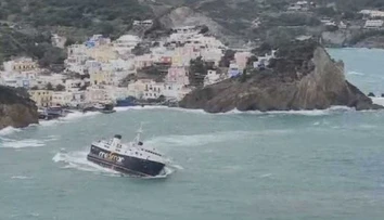 VIDEO: Ľudia kričali od hrôzy, autá lietali zo strany na stranu. Obrovské vlny takmer potopili trajekt